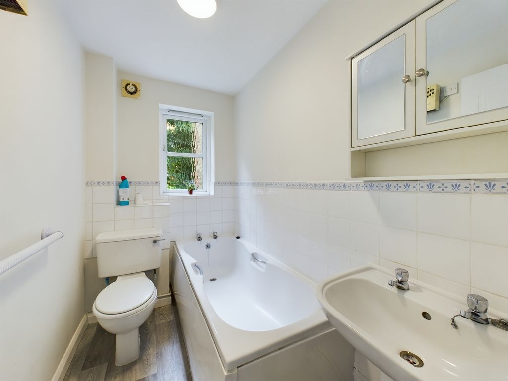 1 bed flat for sale in Alexandra Park, Queen Alexandra Road, High Wycombe HP11, £180,000