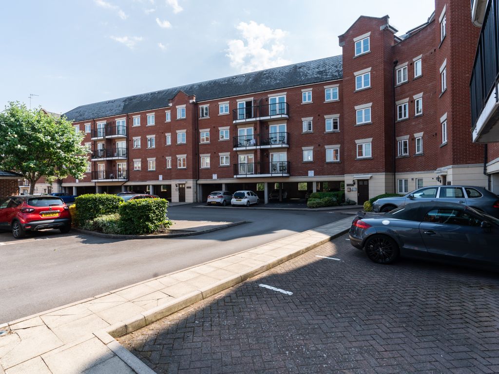 2 bed flat for sale in Brookbank Close, Cheltenham GL50, £179,000