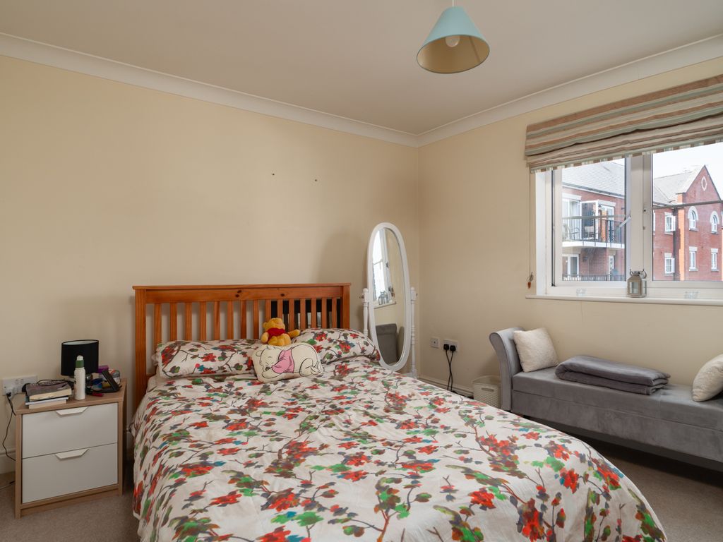 2 bed flat for sale in Brookbank Close, Cheltenham GL50, £179,000