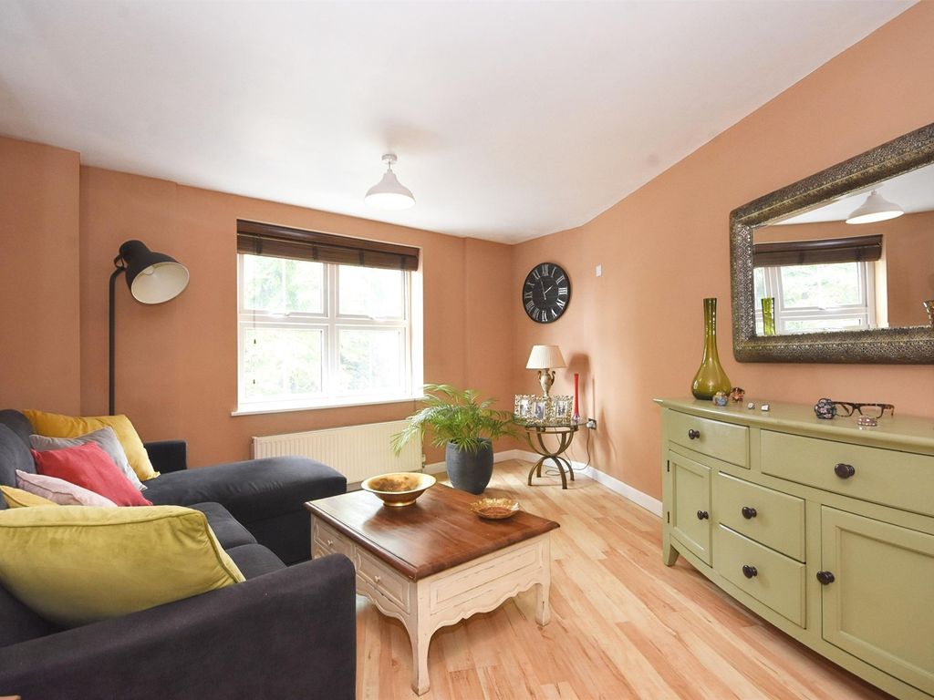 1 bed flat for sale in Western Road, Brentwood CM14, £175,000