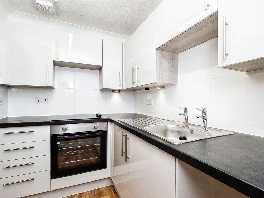 1 bed property for sale in Longbridge Road, Barking IG11, £120,000