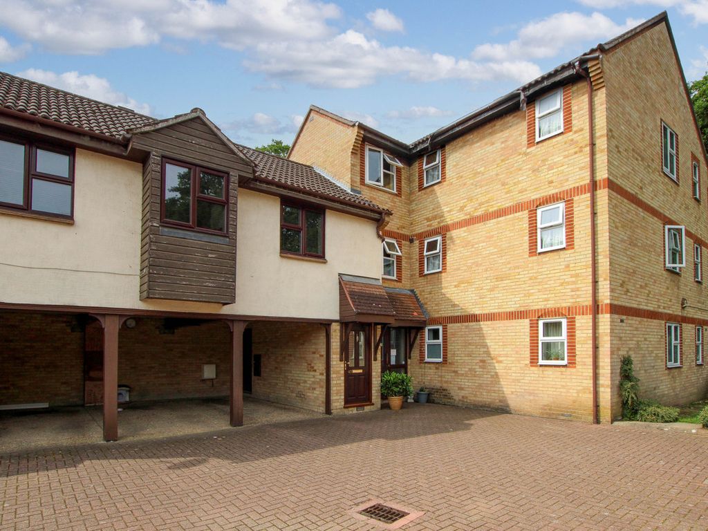 1 bed flat for sale in Wood Green, Basildon SS13, £180,000