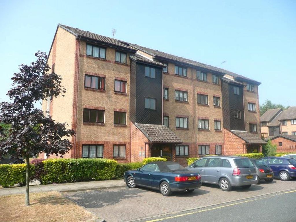 2 bed flat for sale in Cricketers Close, Erith DA8, £210,000