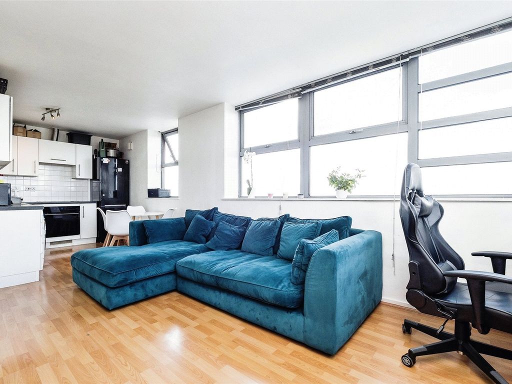 2 bed flat for sale in Romford Road, Forest Gate, London E7, £300,000