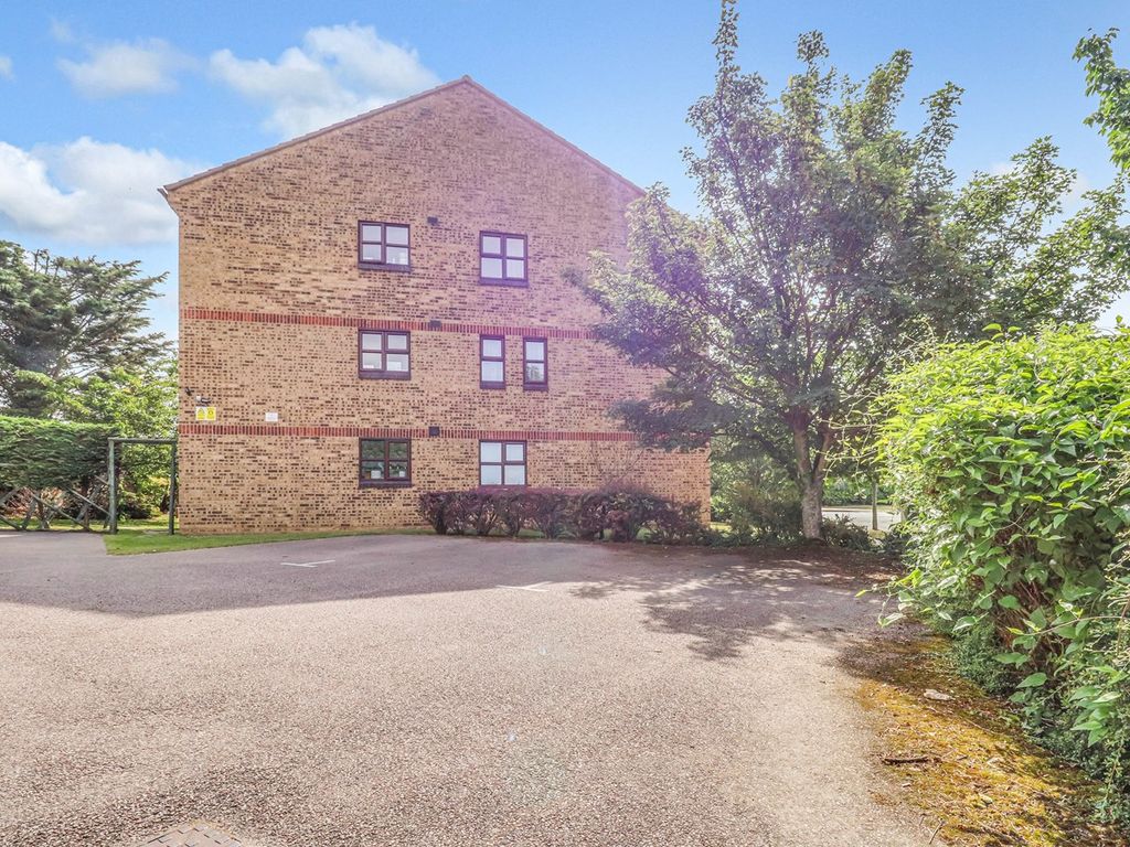 2 bed flat for sale in Frobisher Way, Shoeburyness SS3, £165,000