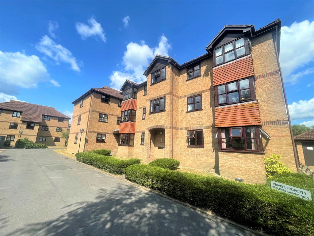 1 bed flat for sale in Mangles Road, Guildford GU1, £205,500