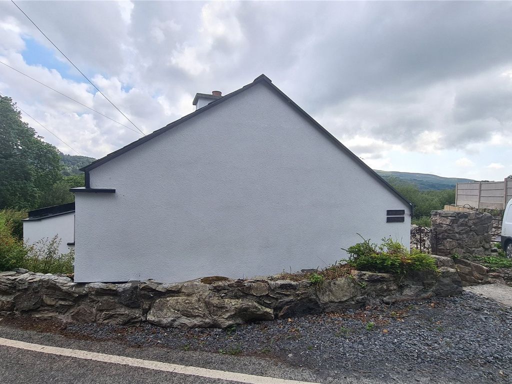 2 bed bungalow for sale in Clwt-Y-Bont, Caernarfon, Gwynedd LL55, £230,000