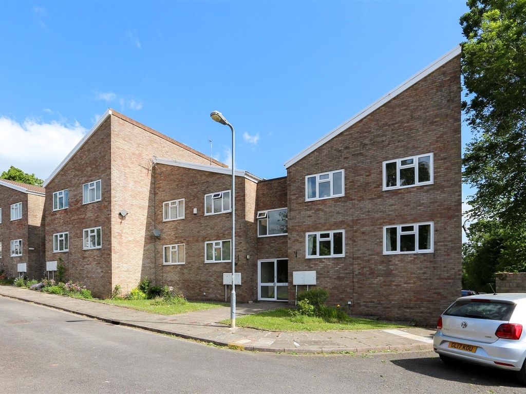 2 bed flat for sale in Forest Oak Close, Cyncoed, Cardiff CF23, £185,000
