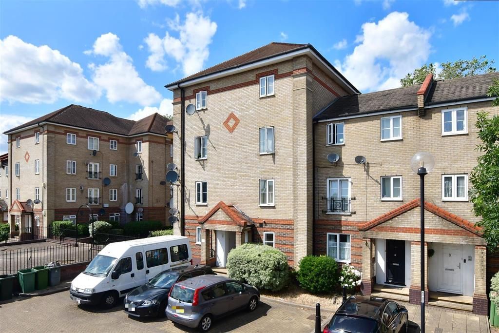 2 bed flat for sale in Tollgate Road, London E6, £260,000