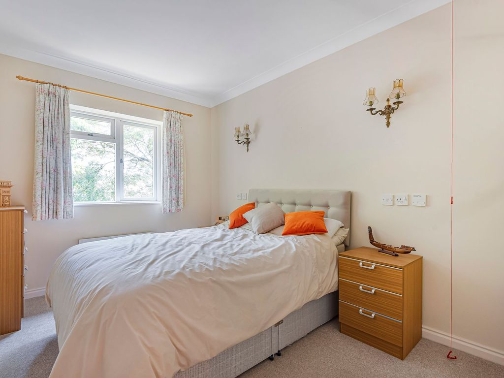 2 bed flat for sale in Wethered Road, Marlow SL7, £239,950