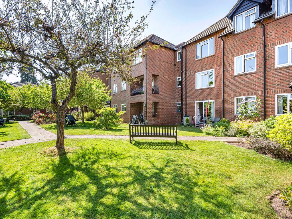 2 bed flat for sale in Wethered Road, Marlow SL7, £239,950