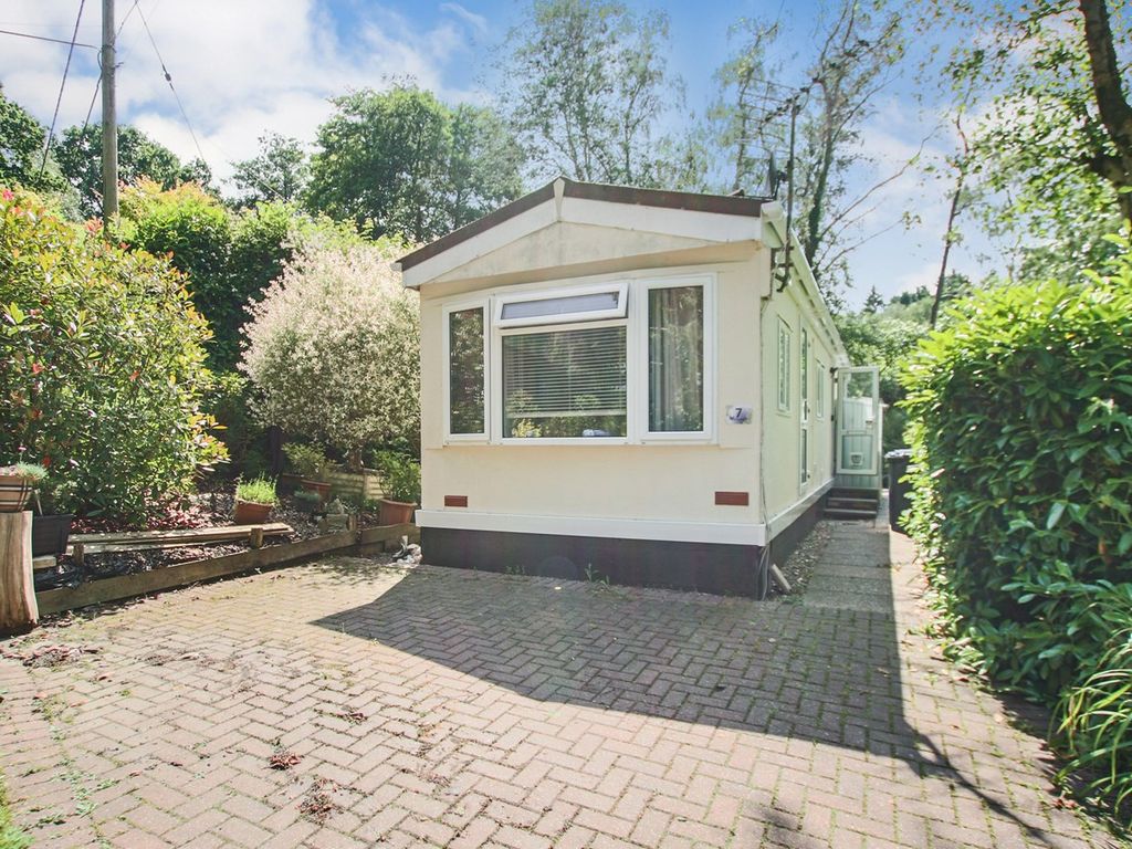 1 bed mobile/park home for sale in Turtle Dove Avenue, Turners Hill Park, Turner Hill RH10, £110,000