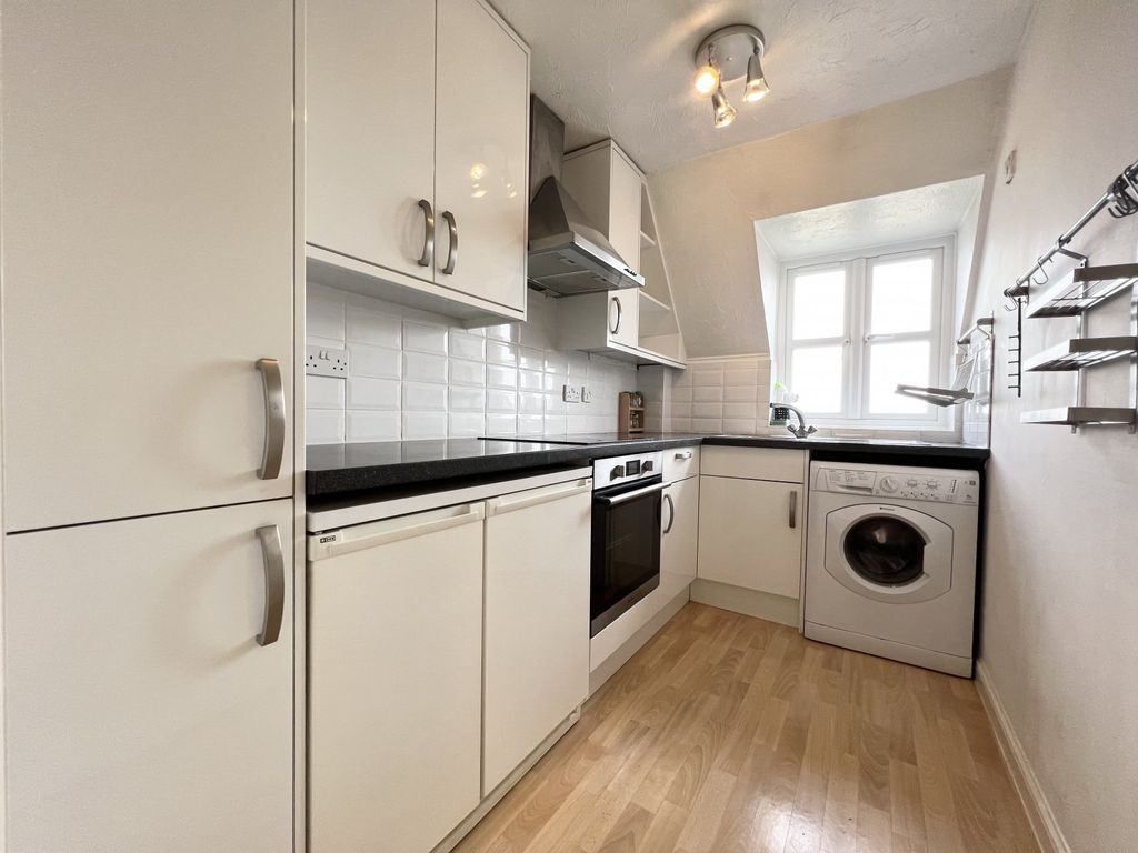 2 bed flat for sale in Hitherhooks Hill, Binfield, Bracknell RG42, £215,000