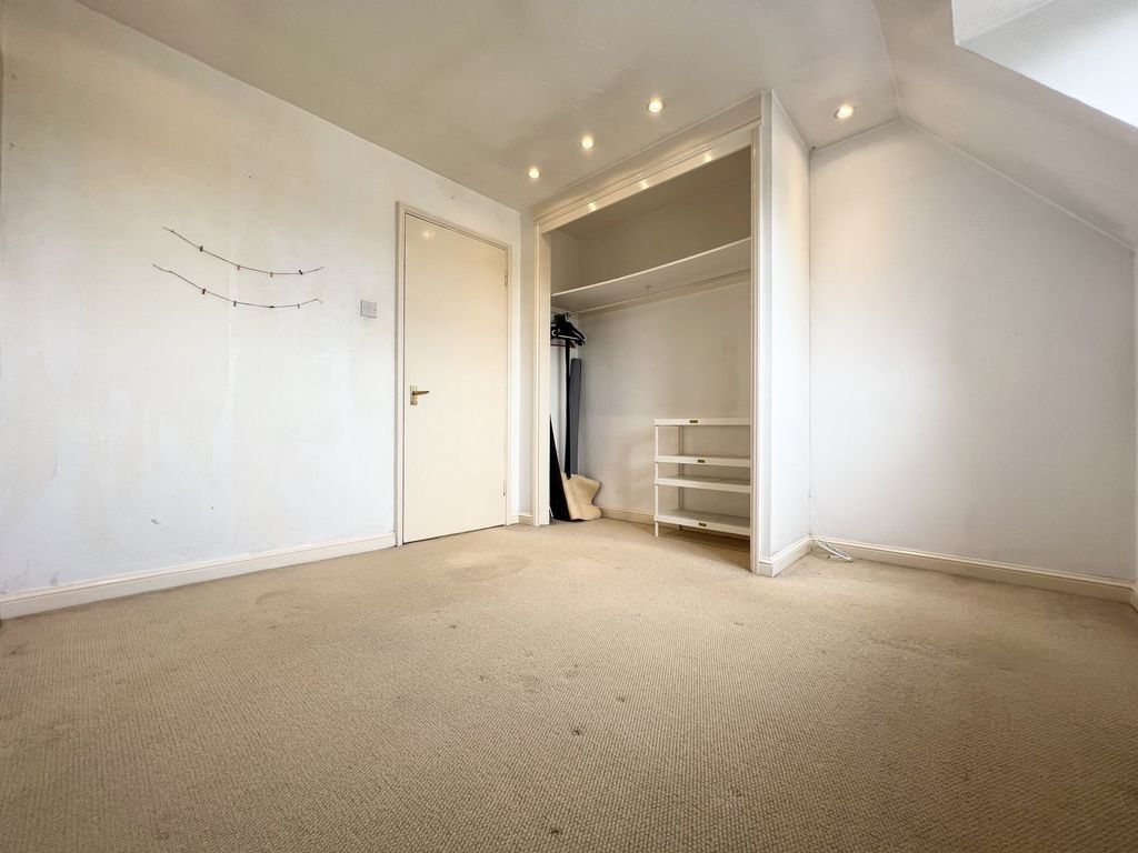 2 bed flat for sale in Hitherhooks Hill, Binfield, Bracknell RG42, £215,000