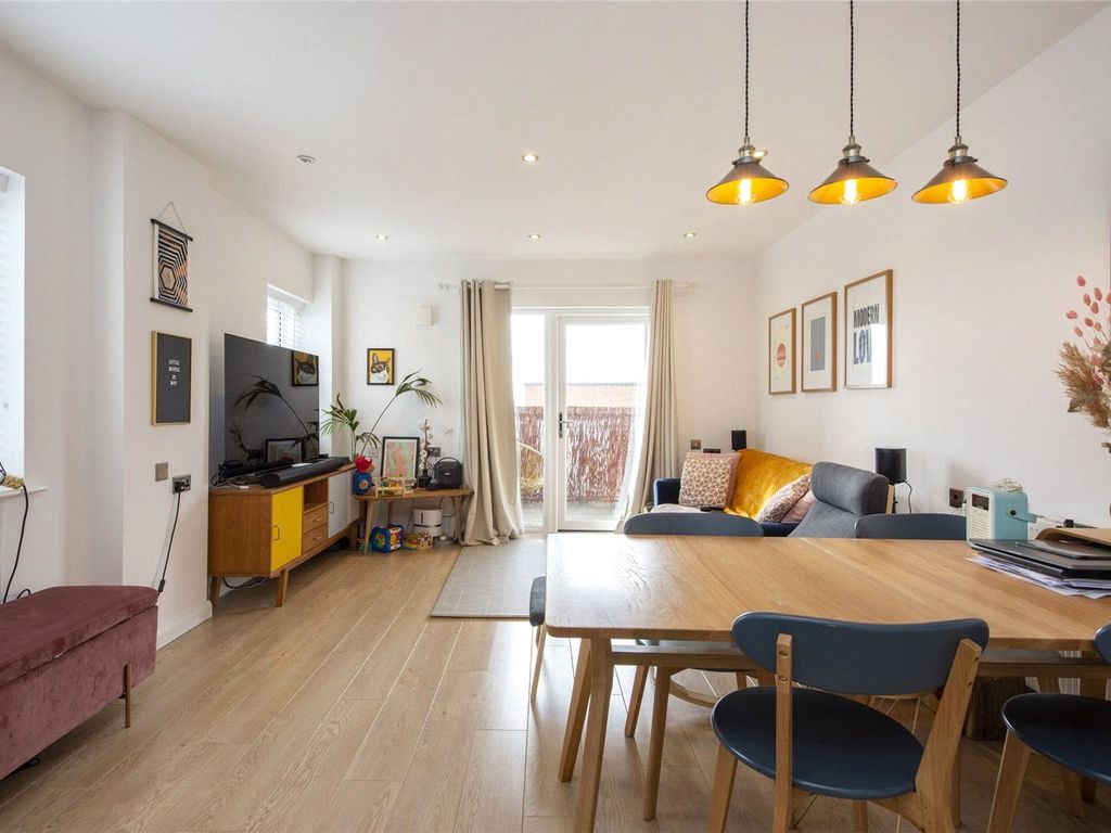 1 bed flat for sale in Arundel House, Thornbury Way, Walthamstow, London E17, £325,000