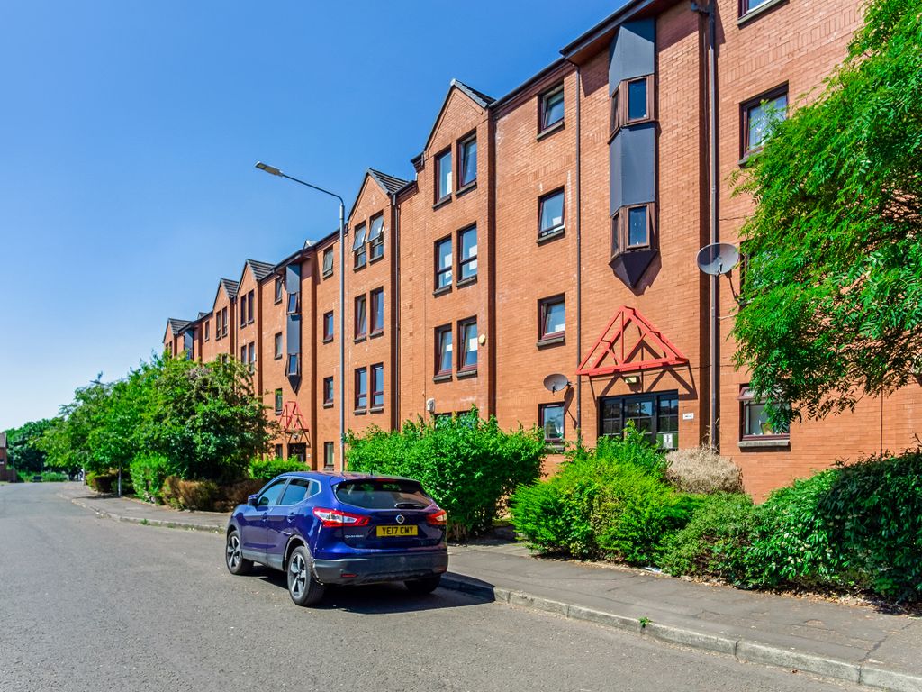 2 bed flat for sale in Budhill Avenue, Glasgow G32, £72,000