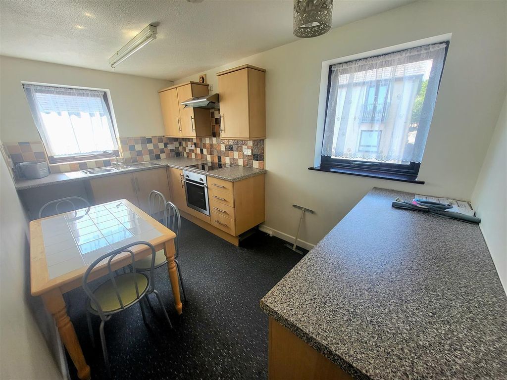 2 bed flat for sale in The Clicketts, Tenby, Pembrokeshire. SA70, £140,000