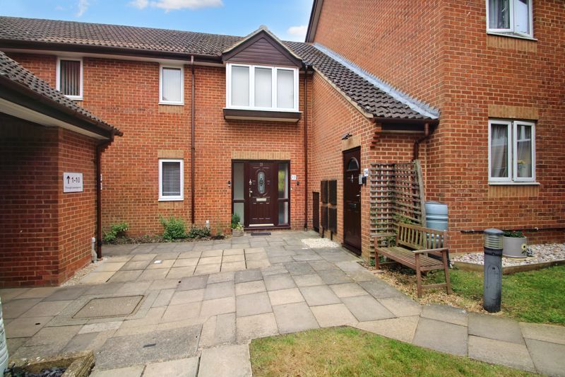 2 bed flat for sale in Rosewood Gardens, High Wycombe HP12, £120,000