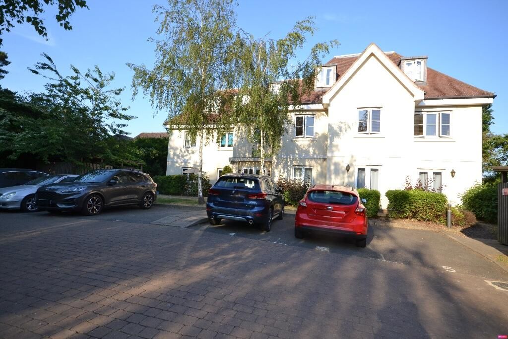 2 bed flat for sale in Dunmow Road, Bishop