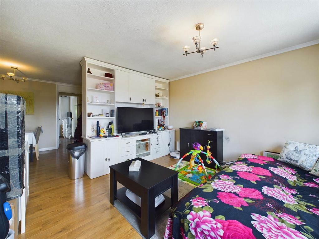 1 bed maisonette for sale in Sissinghurst Close, Crawley RH10, £205,000