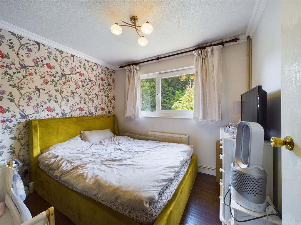 1 bed maisonette for sale in Sissinghurst Close, Crawley RH10, £205,000
