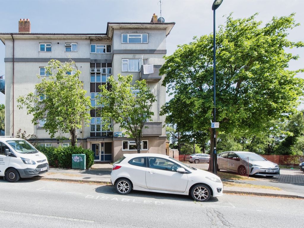 1 bed flat for sale in Hinkler Road, Southampton SO19, £120,000