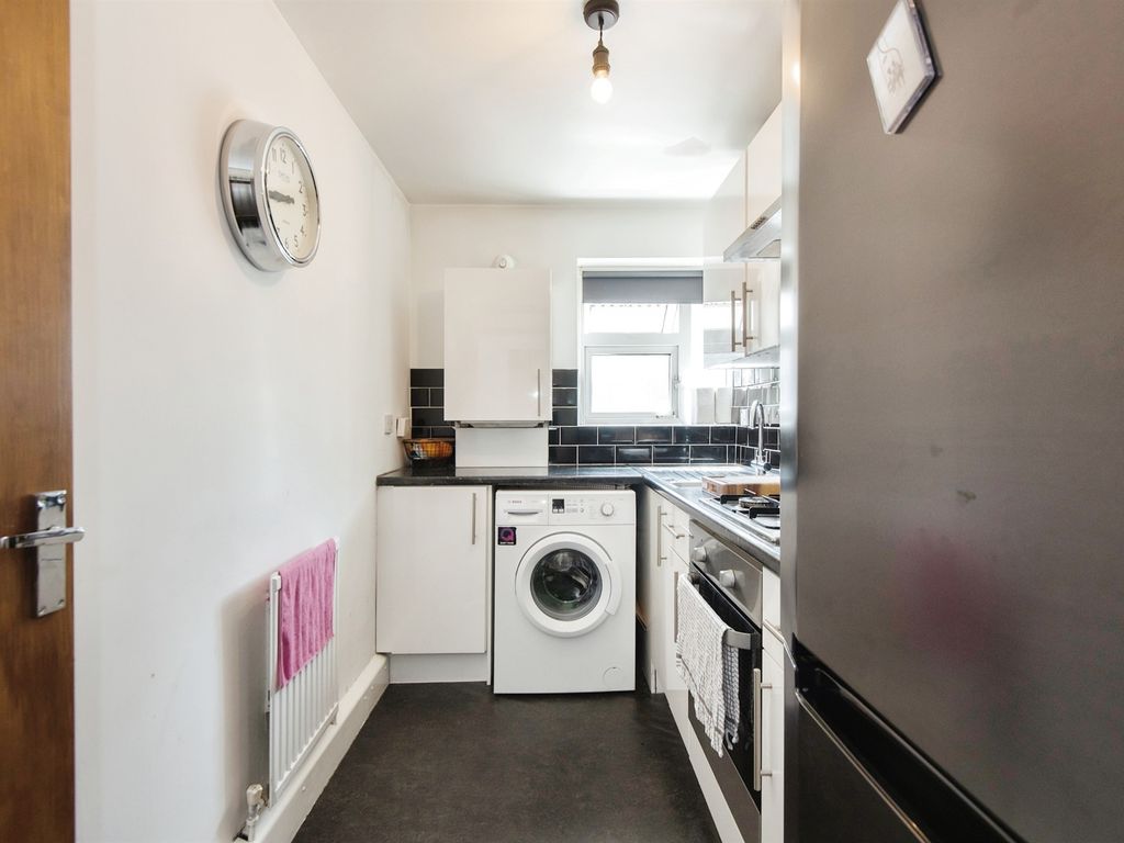 1 bed flat for sale in Hinkler Road, Southampton SO19, £120,000