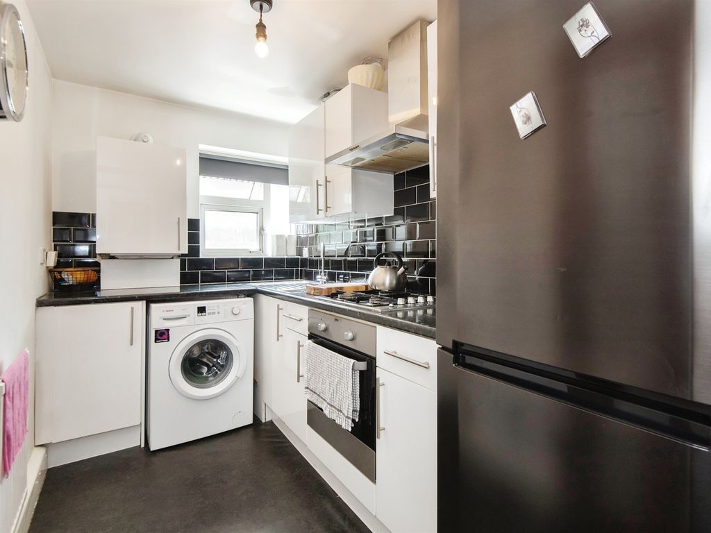 1 bed flat for sale in Hinkler Road, Southampton SO19, £120,000