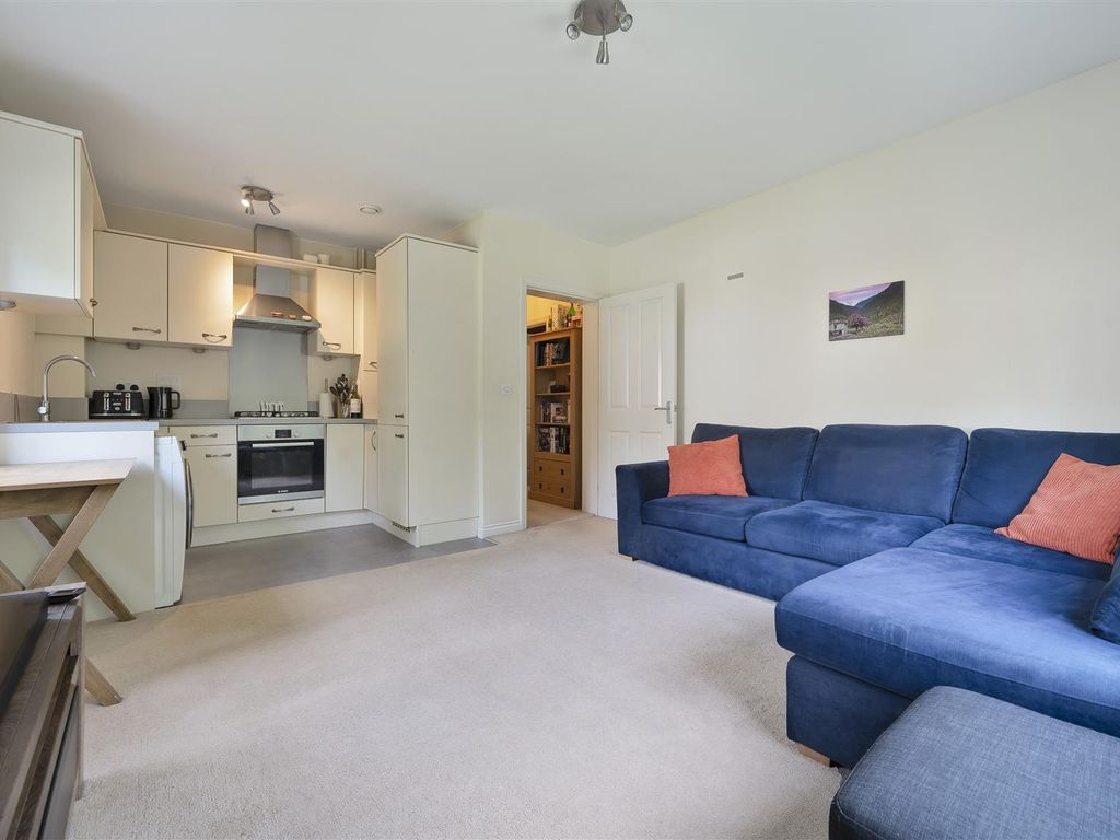 2 bed flat for sale in Charlotte Close, Caversham, Reading RG4, £324,000