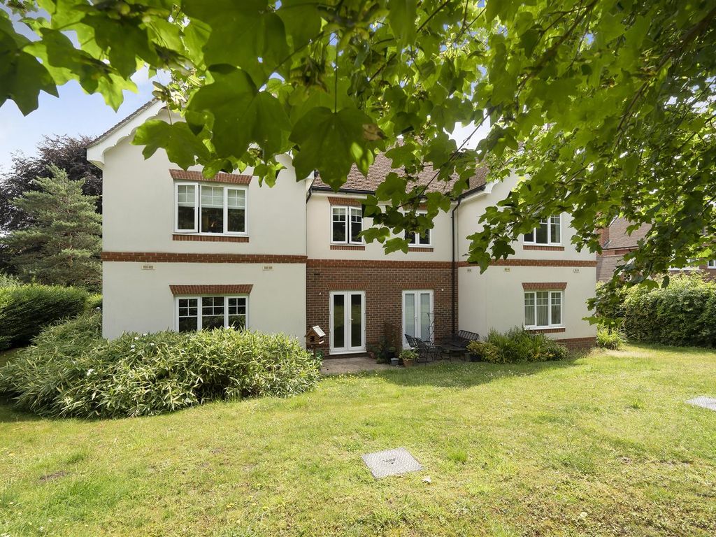 2 bed flat for sale in Charlotte Close, Caversham, Reading RG4, £324,000