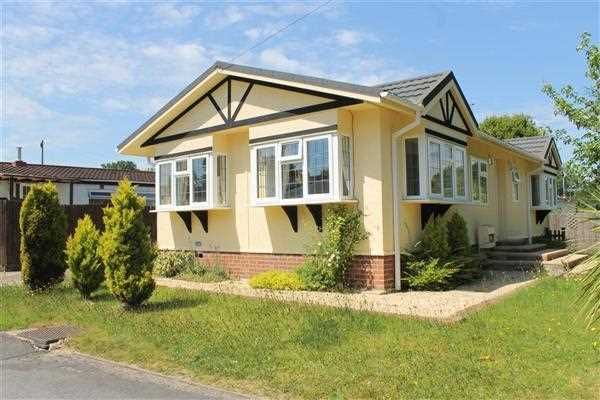 2 bed mobile/park home for sale in Wyatts Covert, Denham, Uxbridge UB9, £215,000