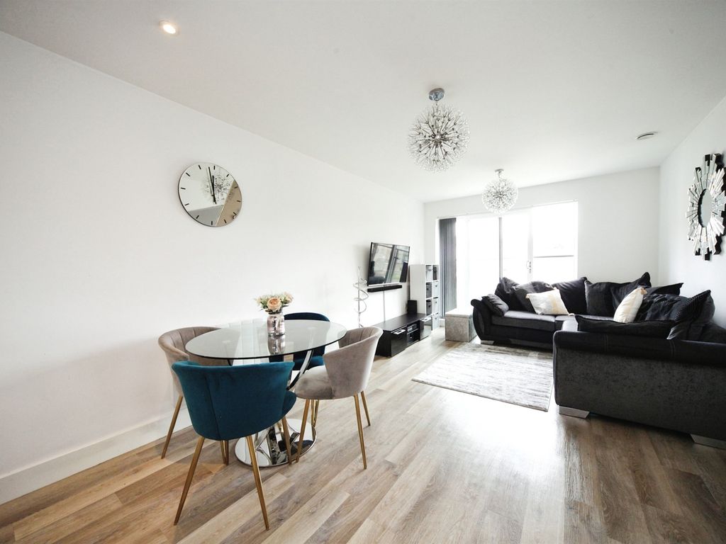 2 bed flat for sale in The Embankment, Nash Mills Wharf, Hemel Hempstead HP3, £290,000