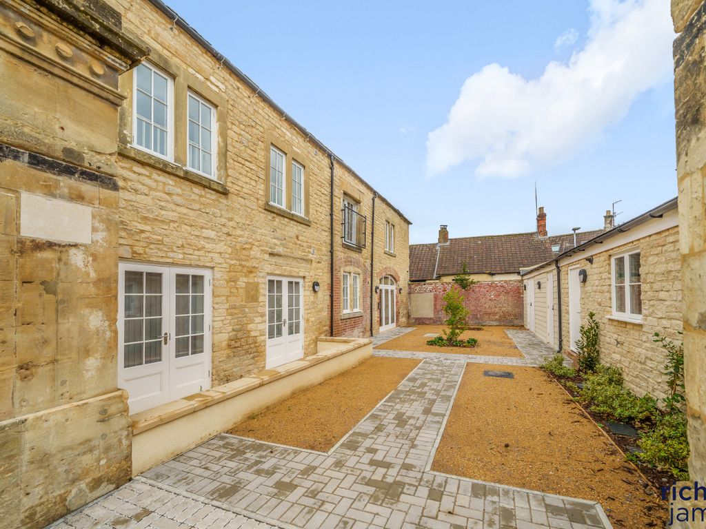 2 bed flat for sale in The Courtyard, The Woodlands, Calne SN11, £225,000
