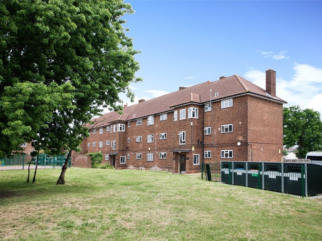 1 bed flat for sale in Leyburn Crescent, Romford RM3, £200,000