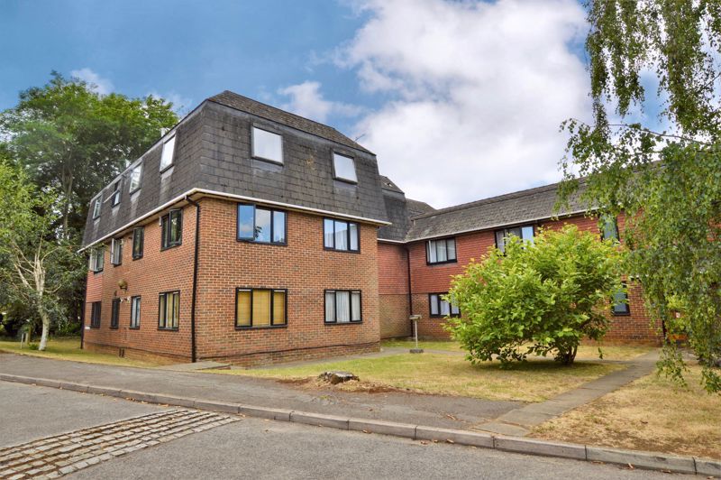 1 bed flat for sale in Badgers Cross, Portsmouth Road, Milford, Godalming GU8, £190,000