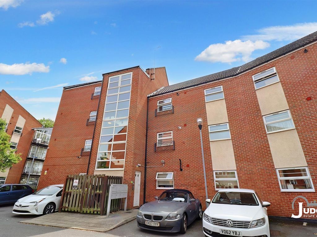 2 bed flat for sale in Montvale Gardens, Leicester LE4, £144,950