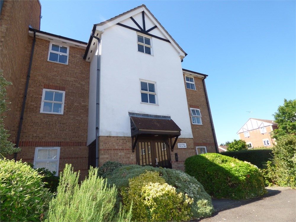 2 bed flat for sale in Maplin Park, Langley SL3, £240,000