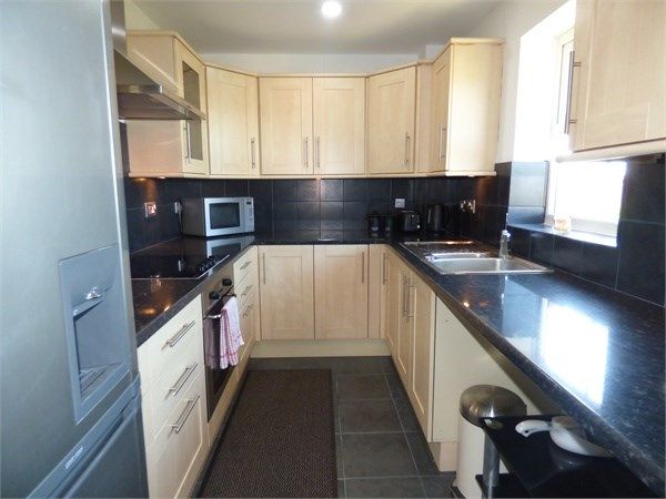 2 bed flat for sale in Maplin Park, Langley SL3, £240,000