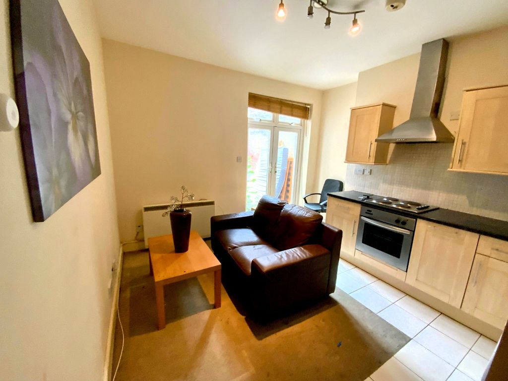 1 bed flat for sale in Midland Road, Luton, Bedfordshire LU2, £95,000