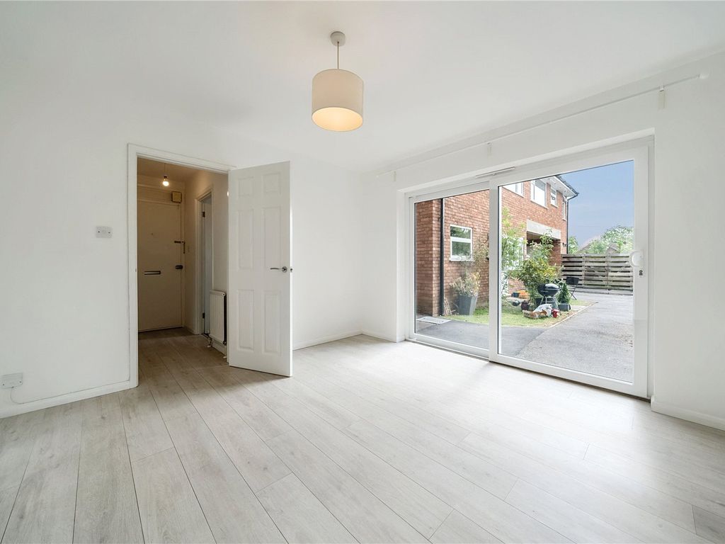 1 bed flat for sale in Barkham Road, Wokingham, Berkshire RG41, £210,000