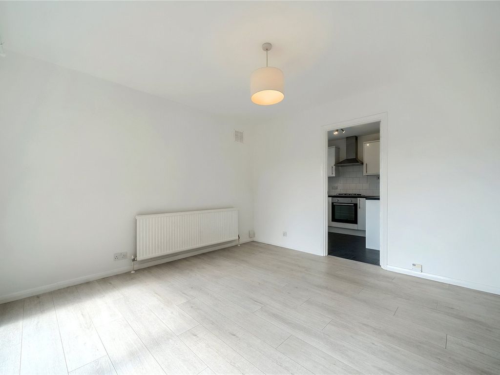 1 bed flat for sale in Barkham Road, Wokingham, Berkshire RG41, £210,000