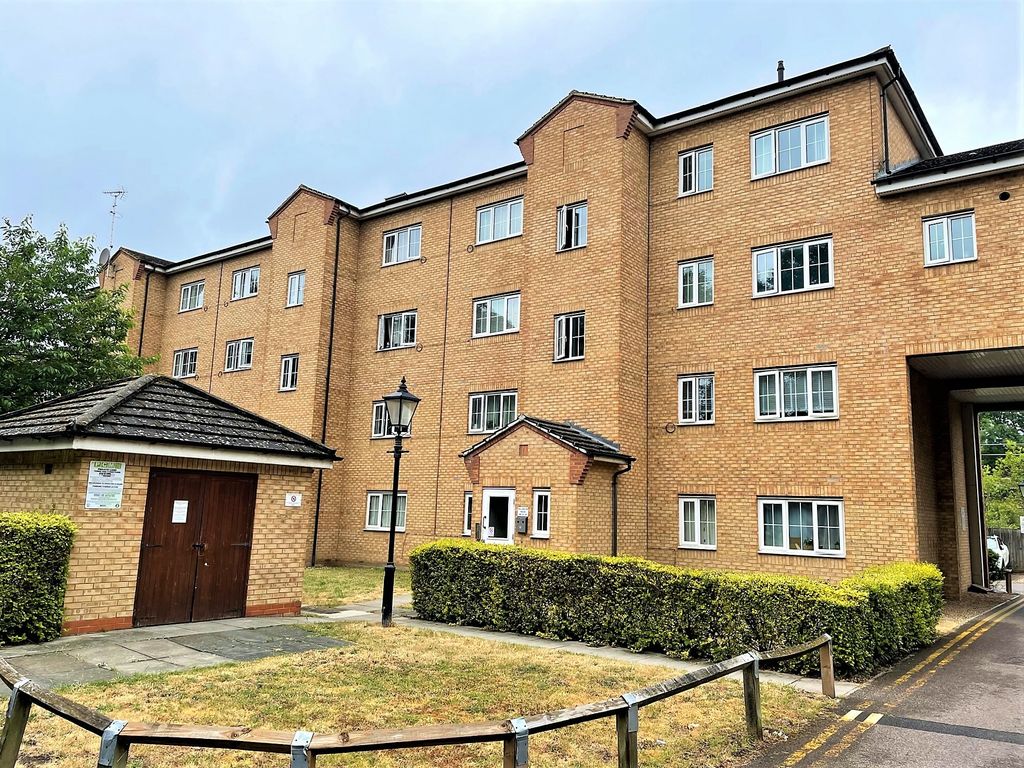 2 bed flat for sale in Gidea Park, Romford RM2, £265,000