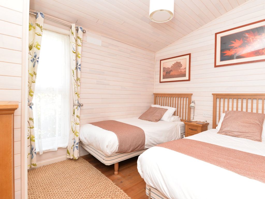 3 bed mobile/park home for sale in Dane Park, Shorefield Park, Downton, Lymington SO41, £199,950