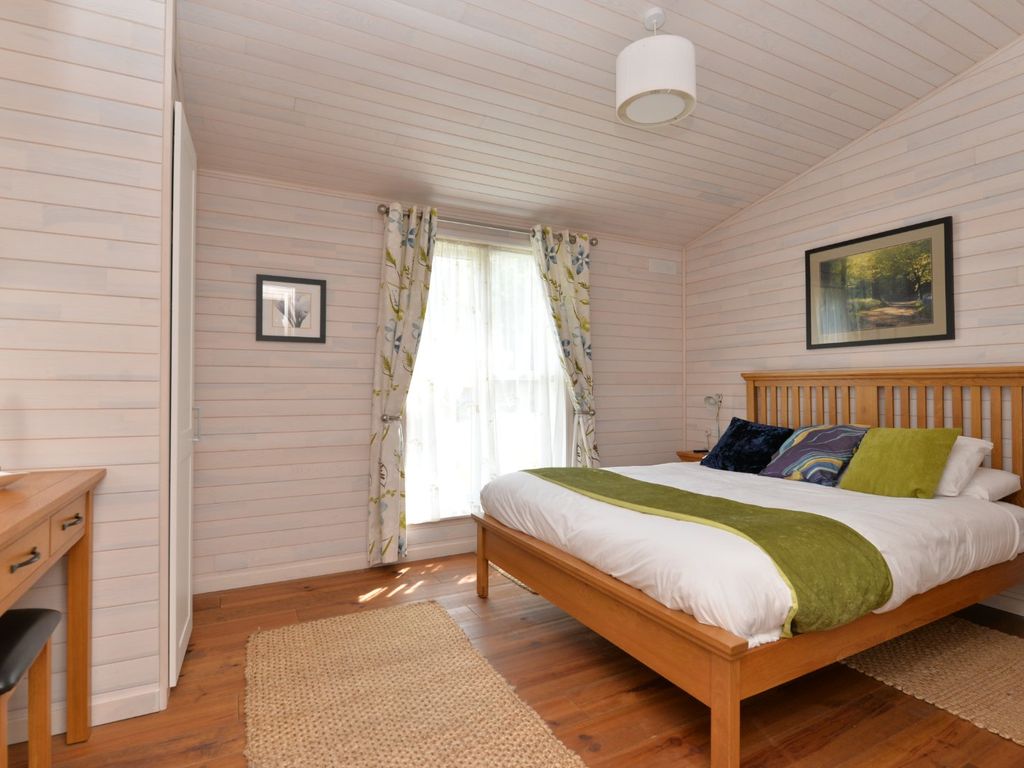 3 bed mobile/park home for sale in Dane Park, Shorefield Park, Downton, Lymington SO41, £199,950