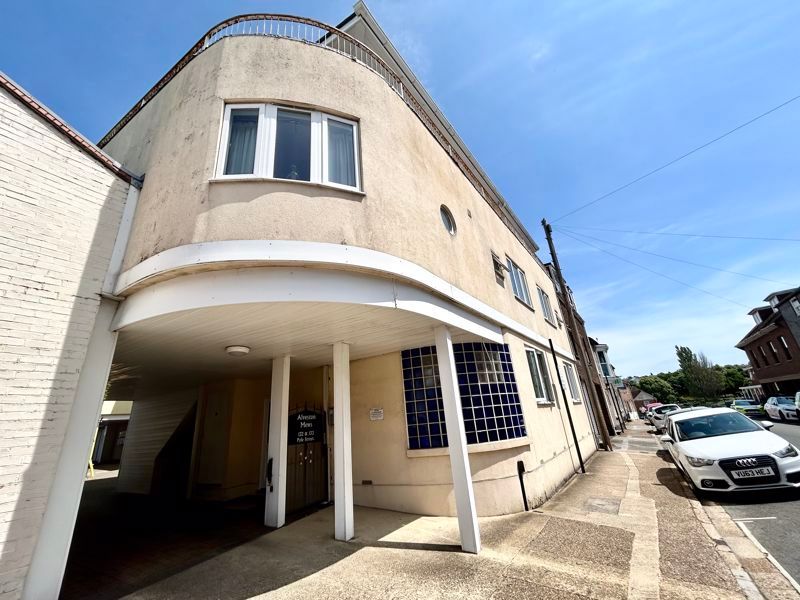 1 bed flat for sale in Pyle Street, Newport PO30, £95,000