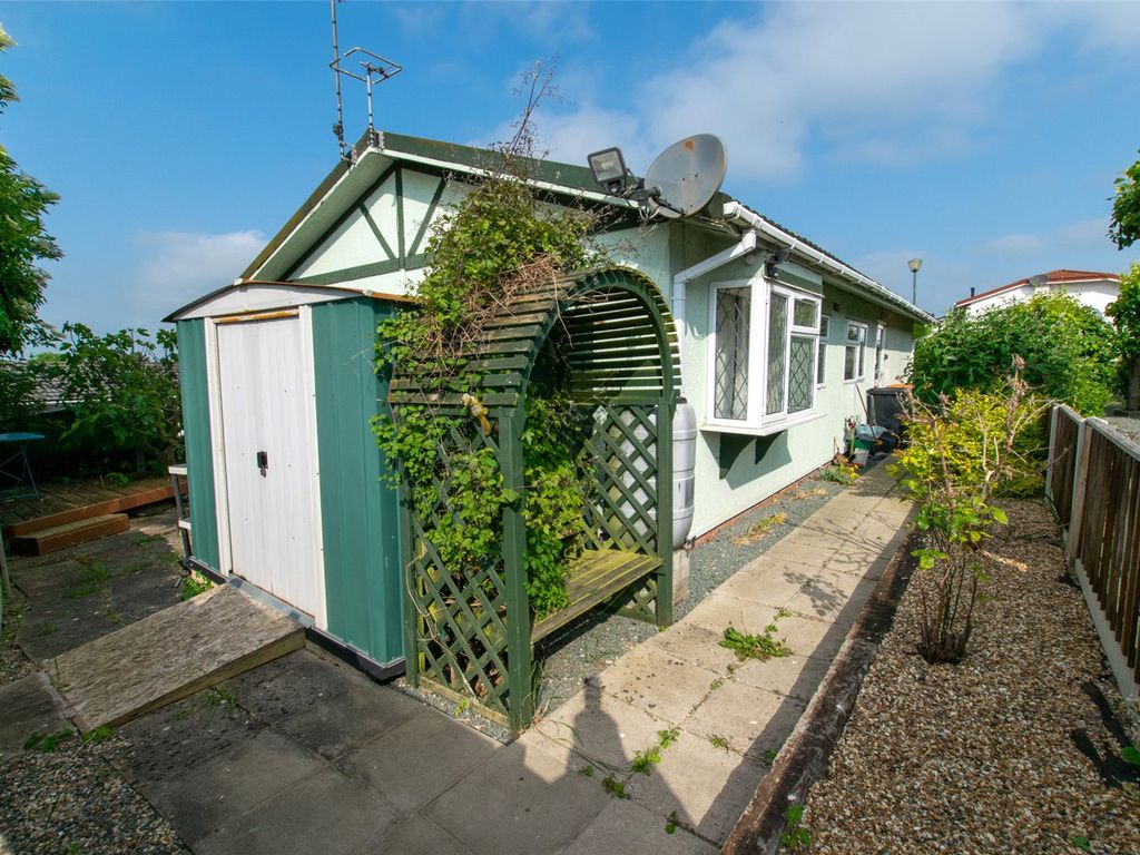 2 bed bungalow for sale in Brookfield Park, Totternhoe, Bedfordshire LU6, £190,000