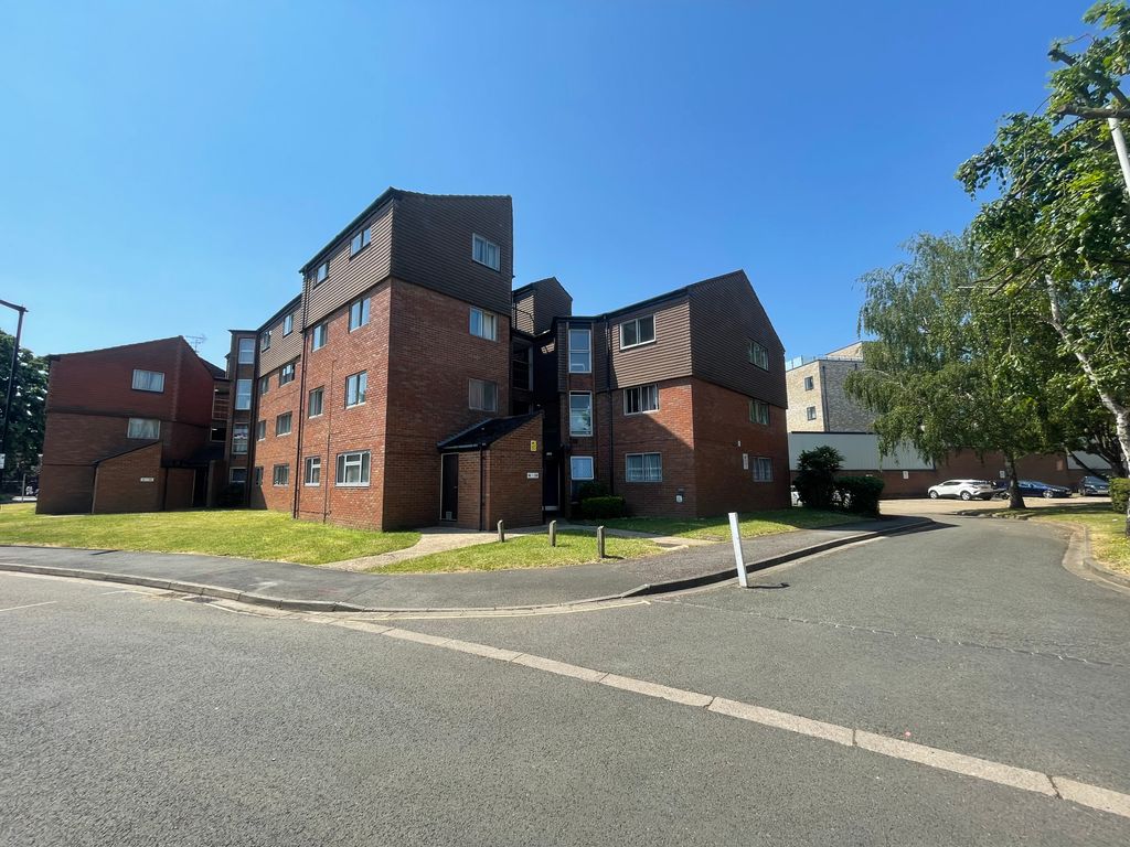 1 bed flat for sale in Cranston Close, Hounslow TW3, £170,000