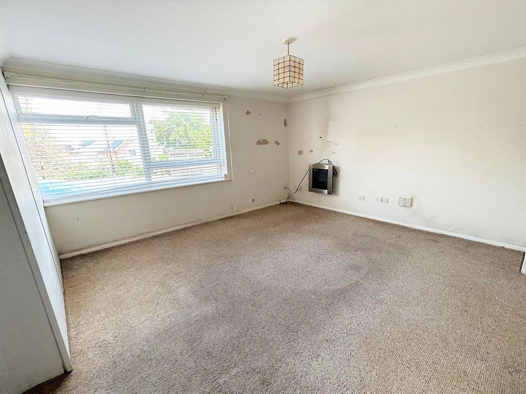 2 bed flat for sale in Head Street, Rowhedge, Colchester CO5, £140,000