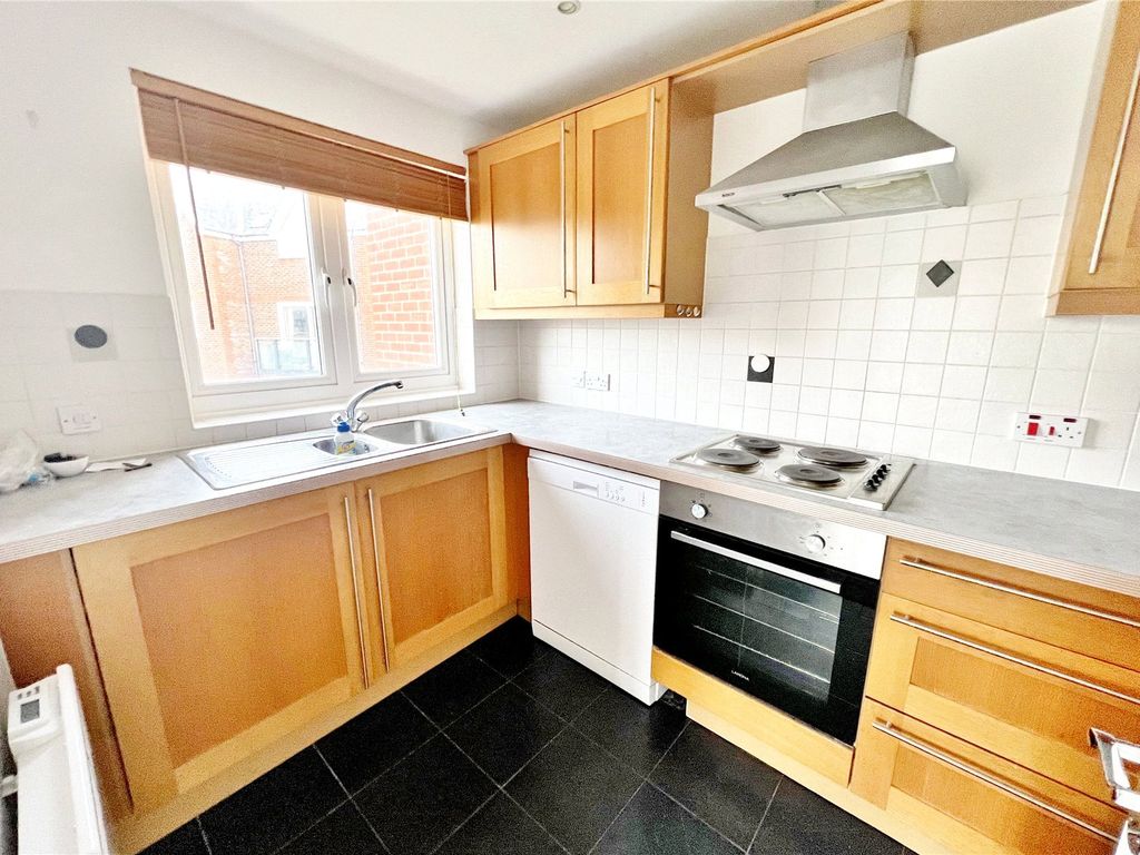 2 bed flat for sale in Pier Road, Littlehampton, West Sussex BN17, £300,000