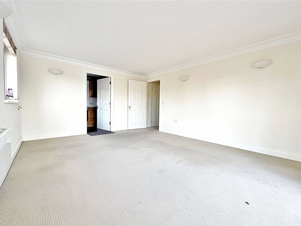 2 bed flat for sale in Pier Road, Littlehampton, West Sussex BN17, £300,000